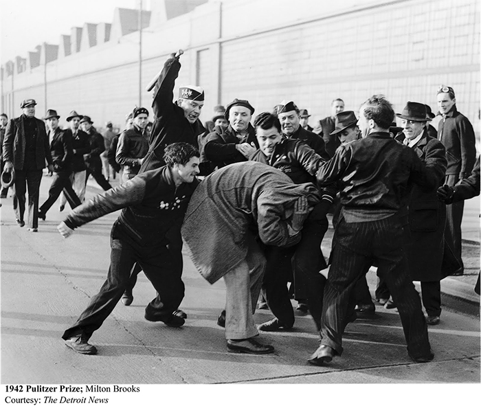 Premio Pulitzer de fotografía de 1942:
Foto tomada durante una huelga en una fábrica de Ford. Se puede apreciar cómo un supuesto “Rompehuelgas” es apaleado por los trabajadores. Fue publicada en 1941 en el Detroit News y su autor fue Milton Brooks. Ford Strikers Riot